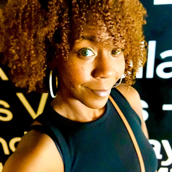 Meet your Posher, Ebony - Picture 2 of 2